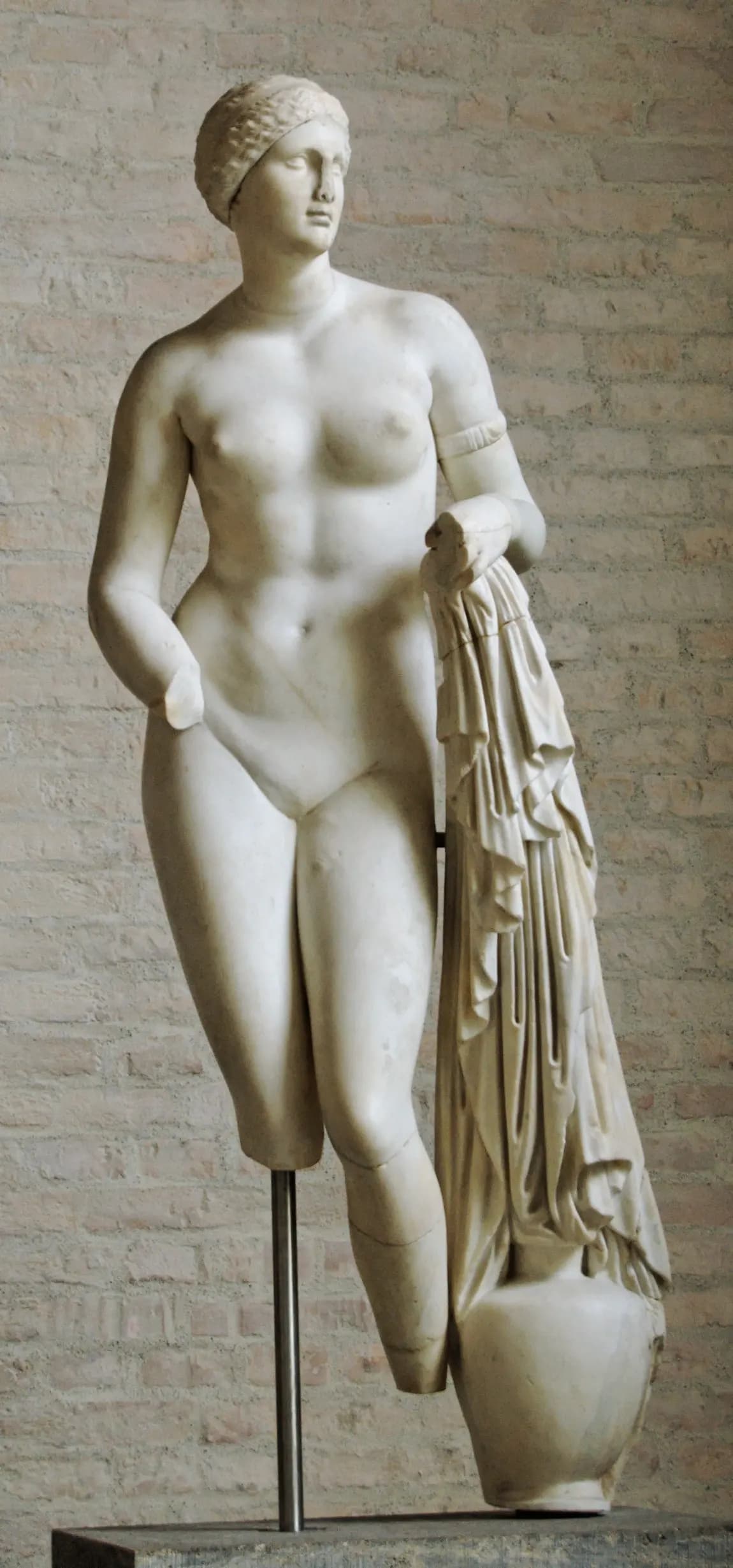Praksiteles'in Knidos Aphroditi heykelinin Roma dönemi kopyası
