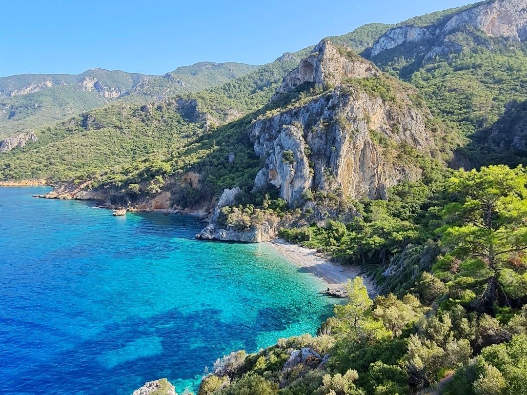 Türkisfarbene Bucht am Fuß der Felsklippen