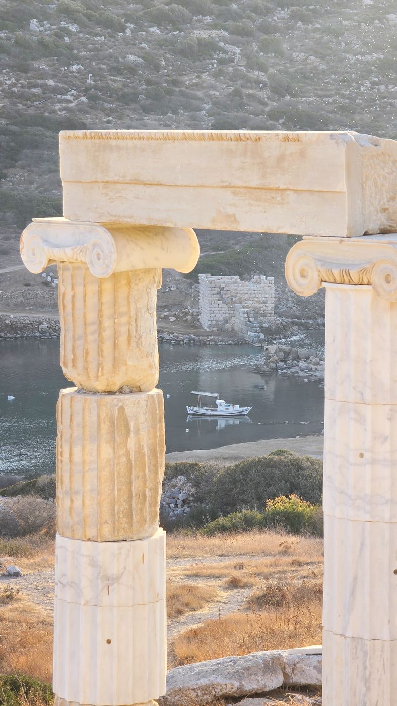 Der Hafen zwischen den Marmorsäulen von Knidos